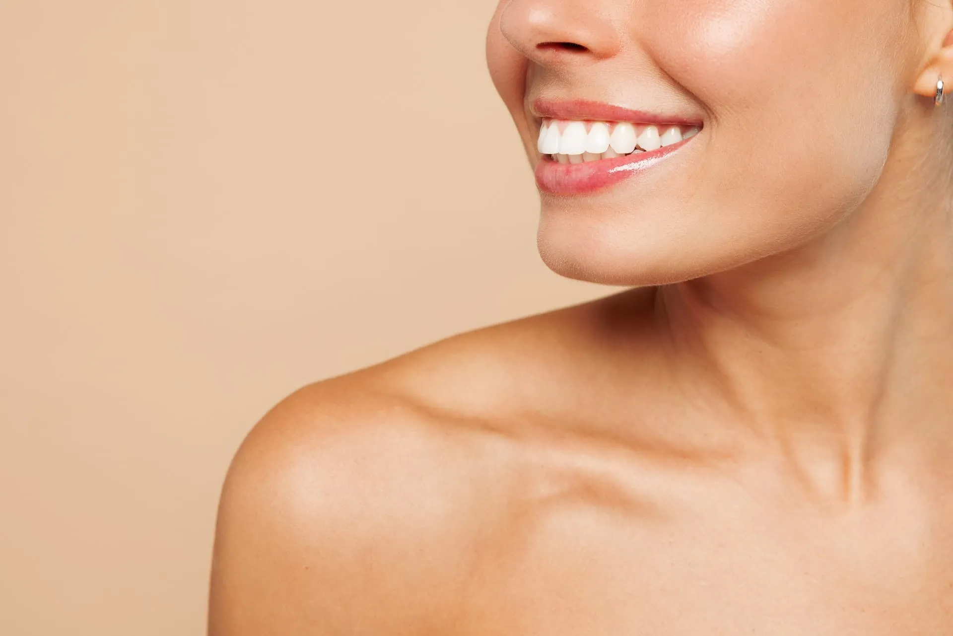 Primer plano de una sonrisa con los dientes cuidados tras un tratamiento de estética dental
