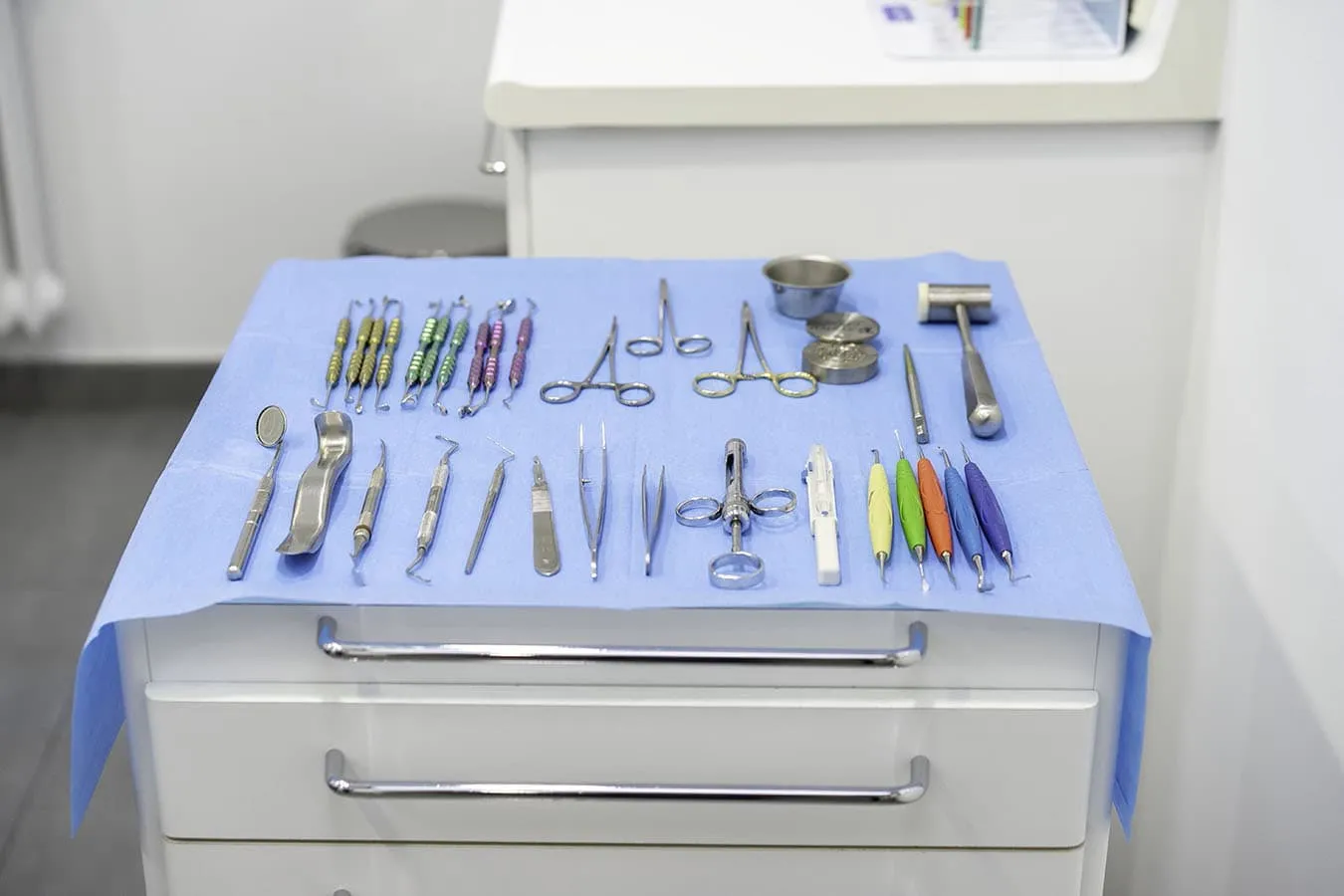Bandeja con instrumental de cirugía dental preparada en el gabinete de la Clínica Dental Paloma Colunga