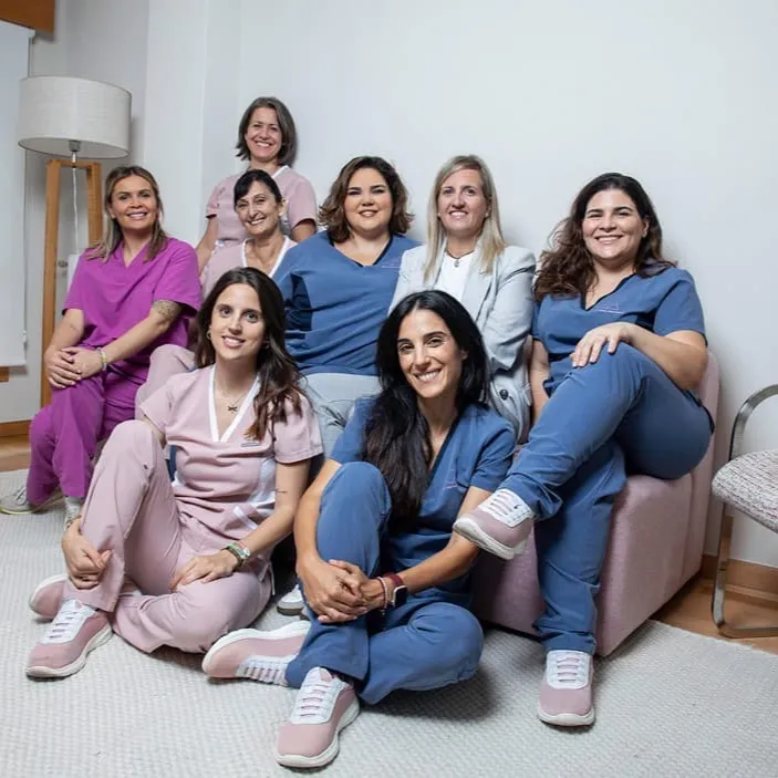 Equipo completo de la Clínica Dental Paloma Colunga posando en la clínica
