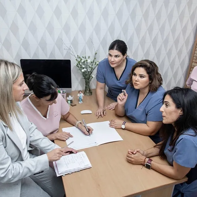 Odontólogas del equipo de la Clínica Dental Paloma Colunga reunidas trabajando